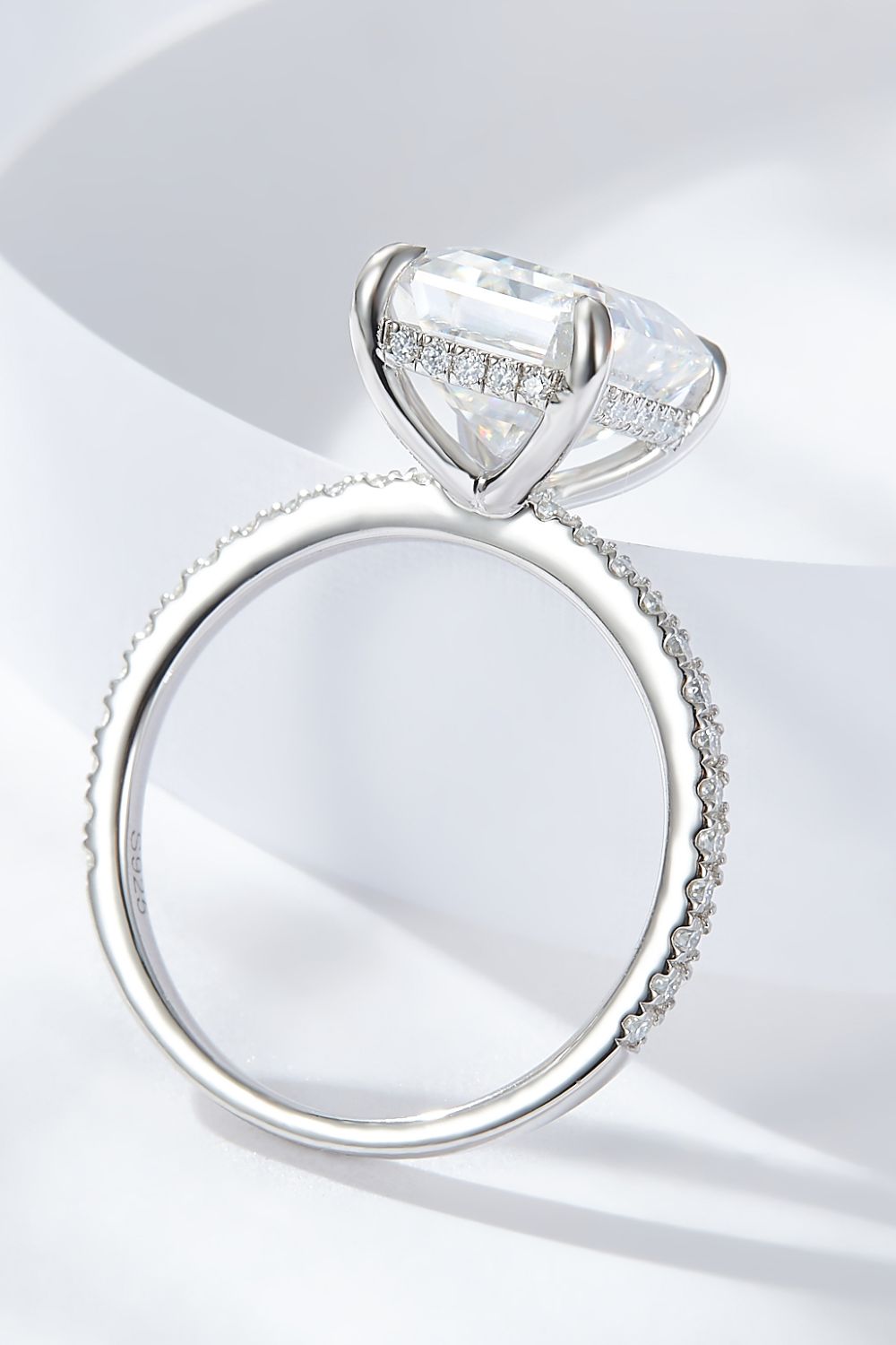 Bague en pierre latérale de moissanite de 4 carats taille émeraude