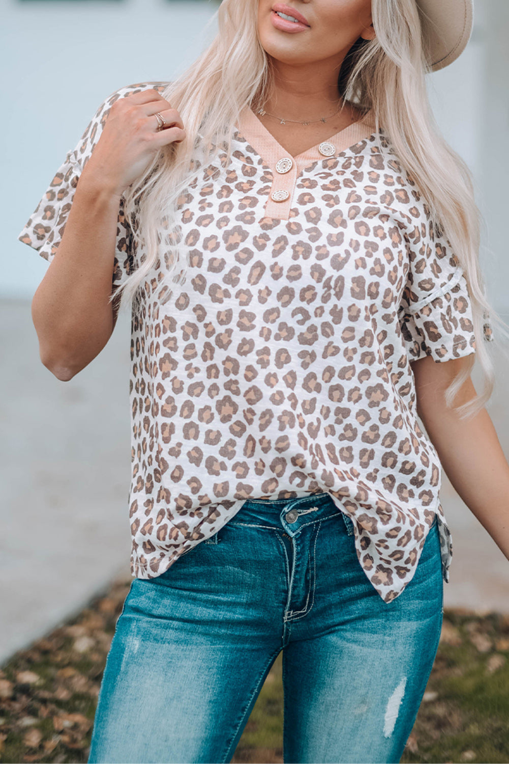 Camiseta de manga corta con volante y botones de leopardo