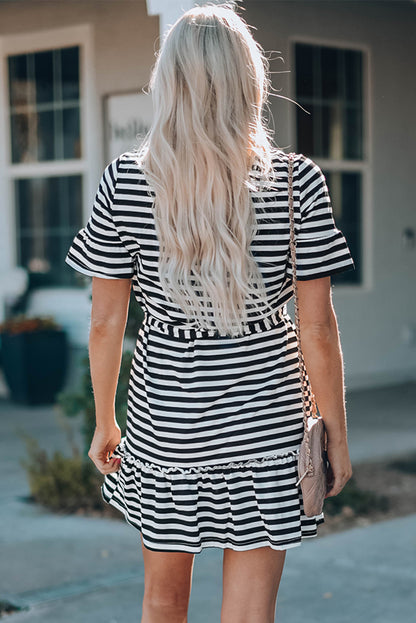 Vestido a rayas con cuello en V y ribete de volantes