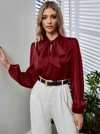 Blouse à manches longues bouffantes et col noué