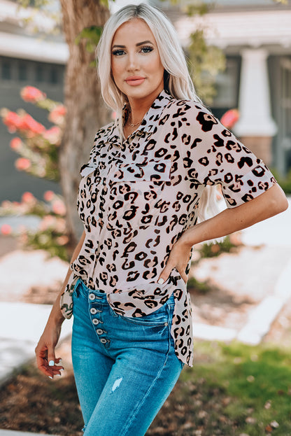 Camisa de manga corta con botones de leopardo y bolsillos en el pecho