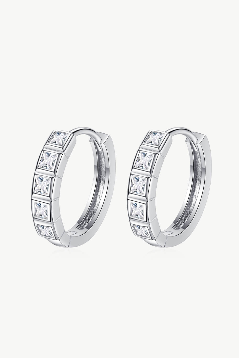 Boucles d'oreilles Huggie en moissanite en argent sterling Always Chic