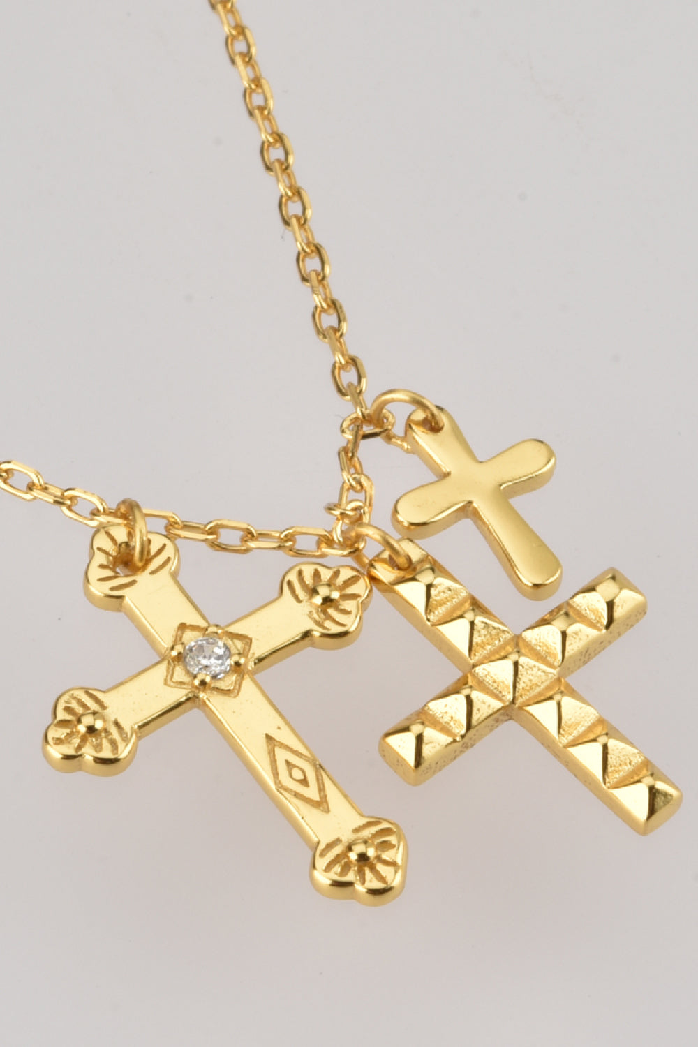 Collier pendentif croix en zircon incrusté